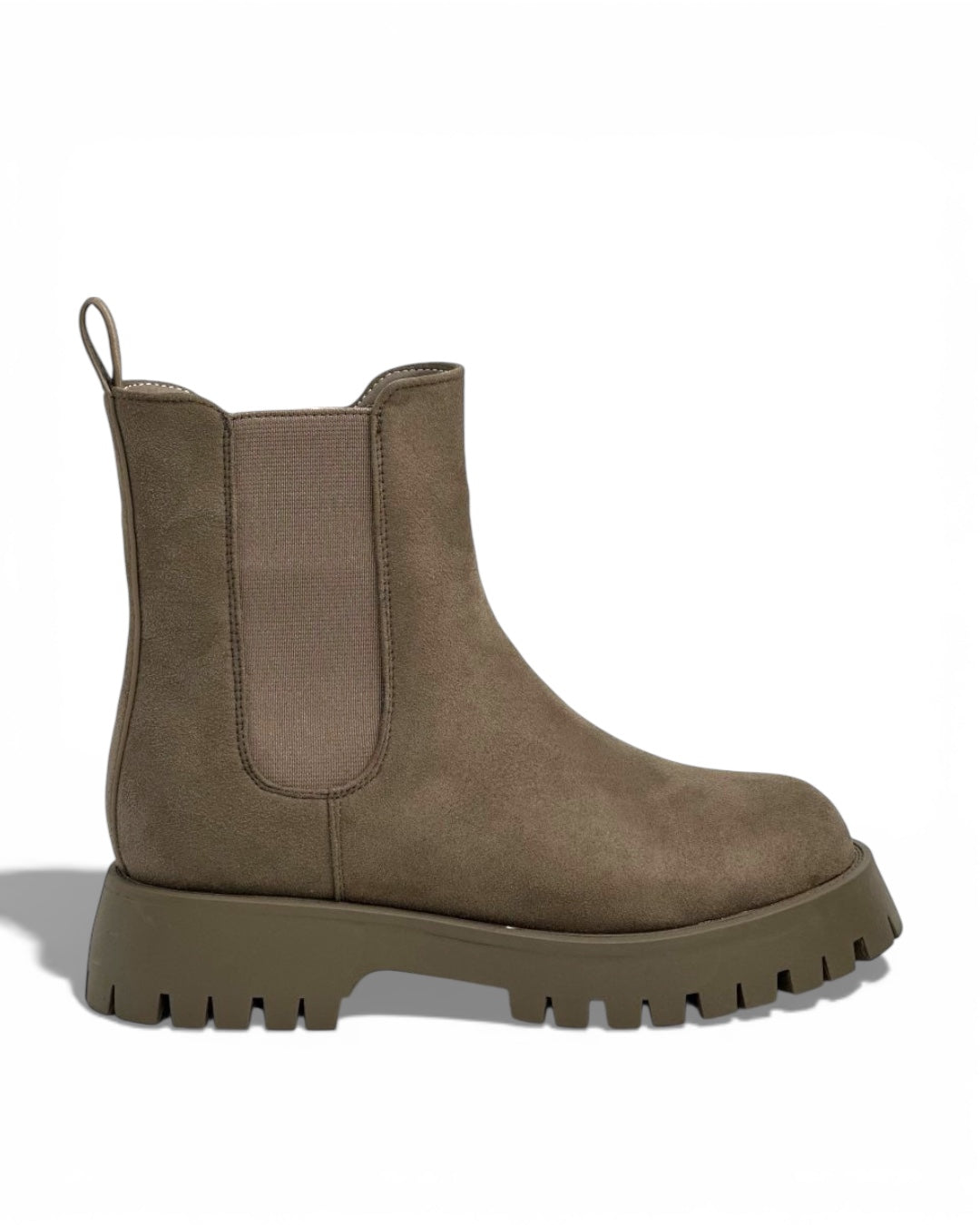 بوت من جلد الغزال يصل إلى منتصف الساق