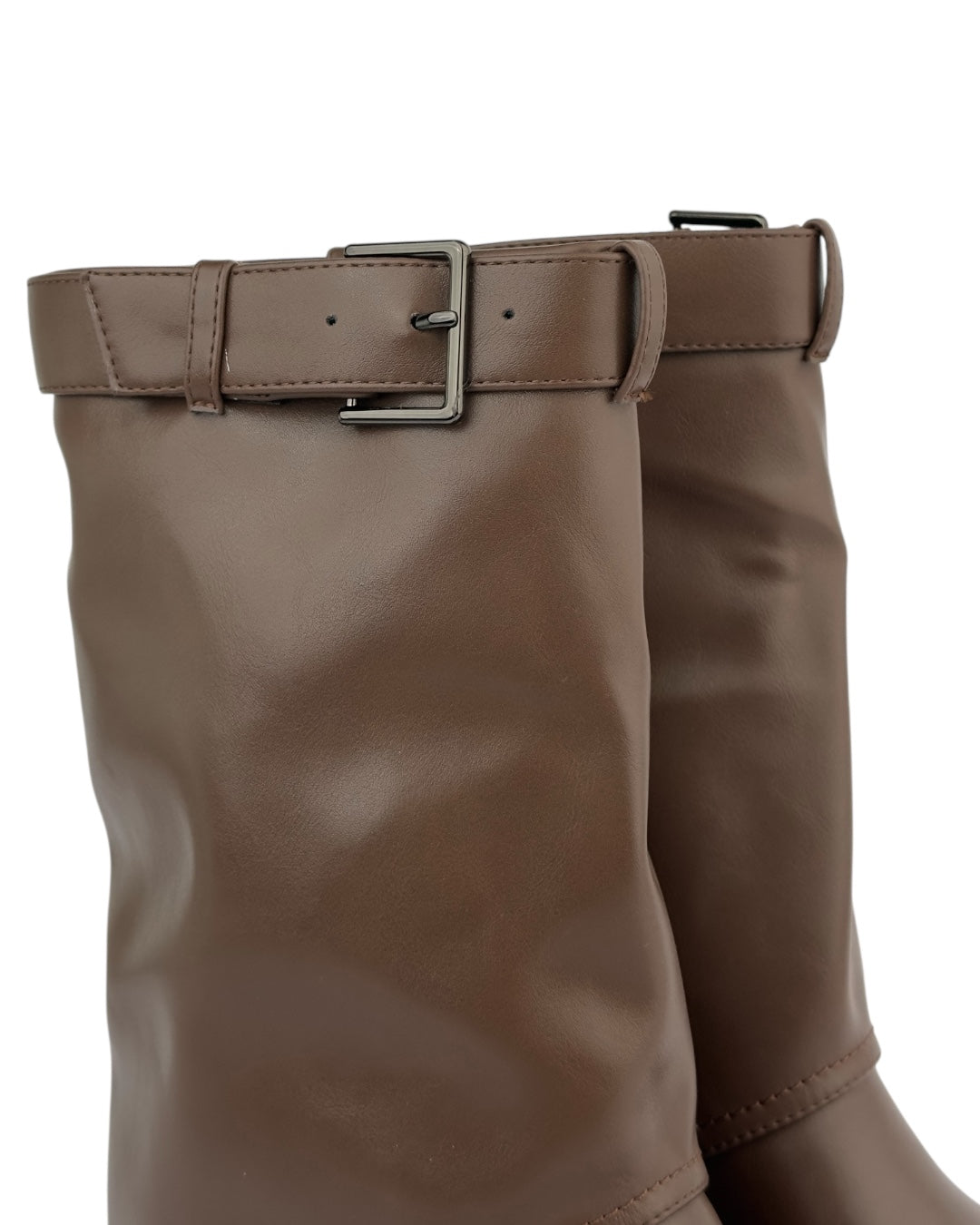 حذاء ذو نعل مسطح وحزام علوي