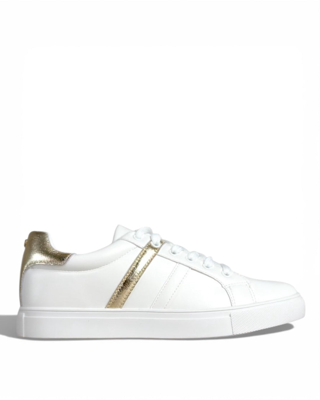 حذاء رياضي أبيض من الجلد الطبي