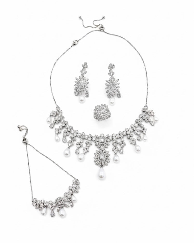 بروش مرصع بأحجار الزركون