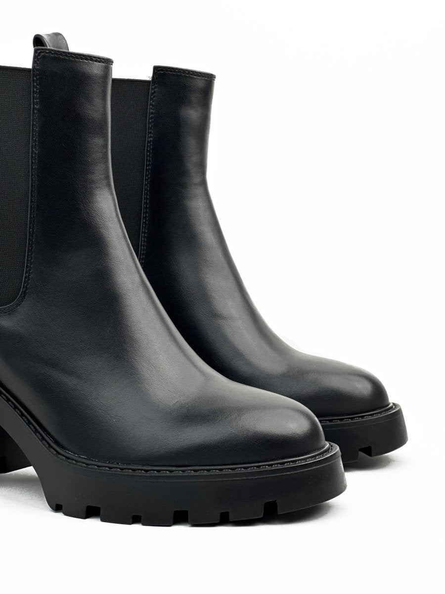 Leather Chelsea boot with thick sole
