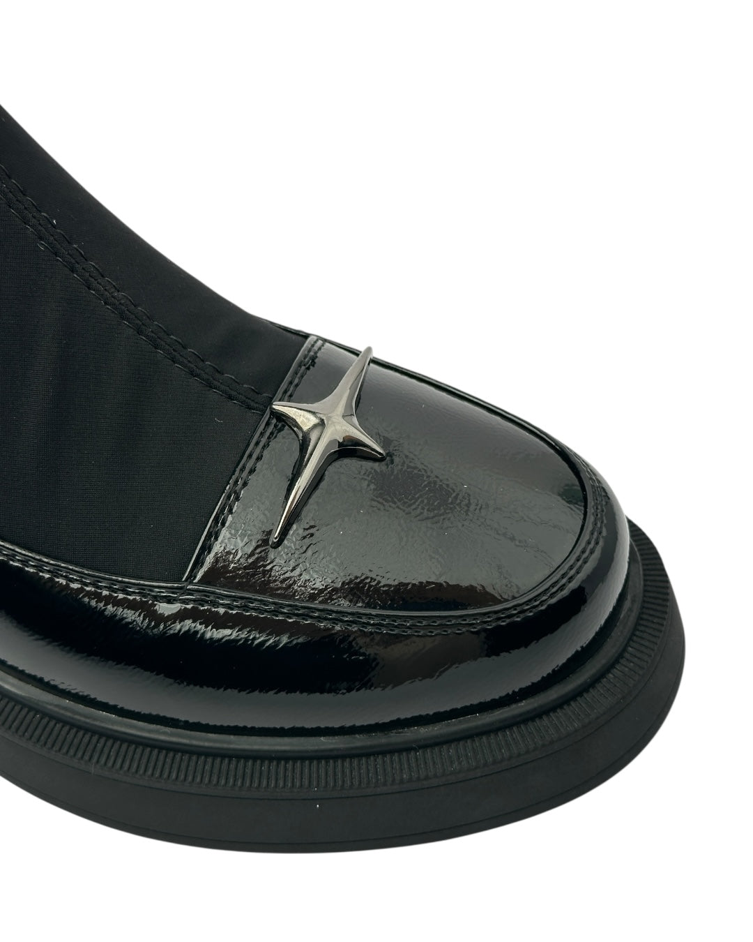 حذاء مطاطي لامع بنعل سميك