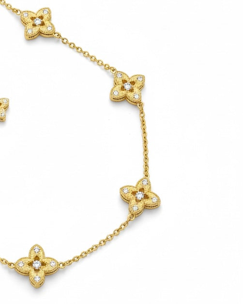 قلادة ذهبية اللون