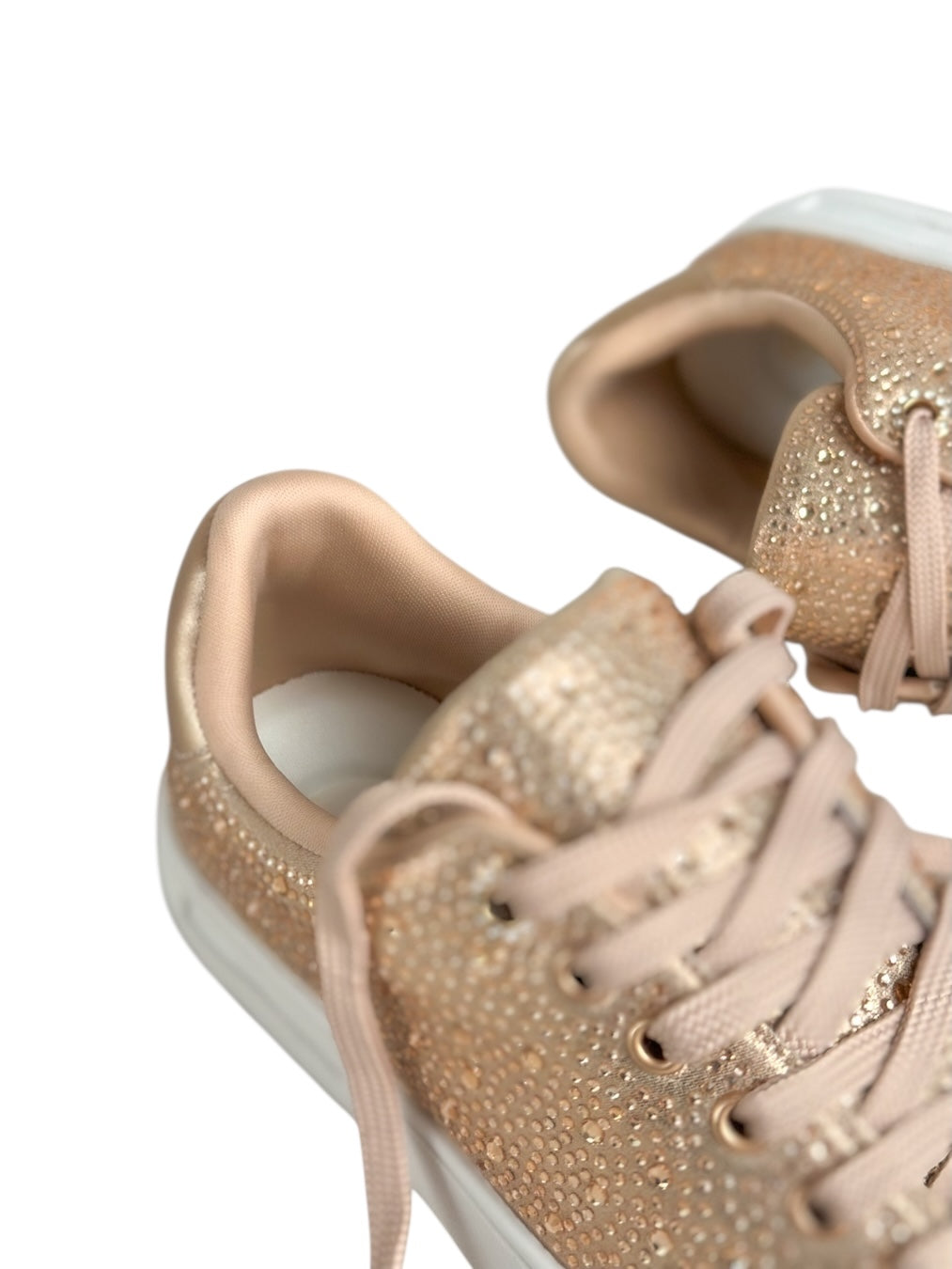 حذاء رياضي من الدنيم والجلد