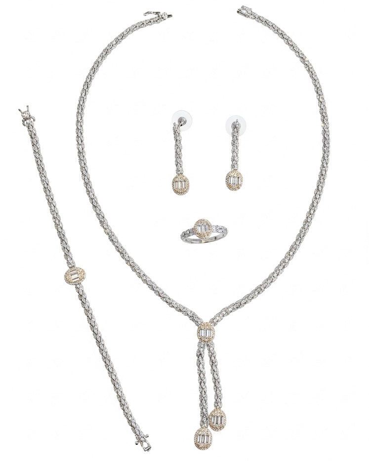 مزيج من الفضة والذهب مرصع بأحجار الزركون