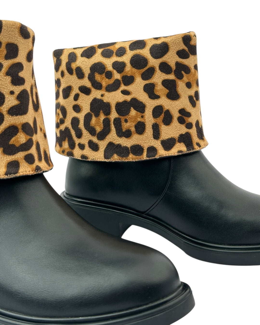 حذاء قصير قابل للطي بنقشة جلد النمر