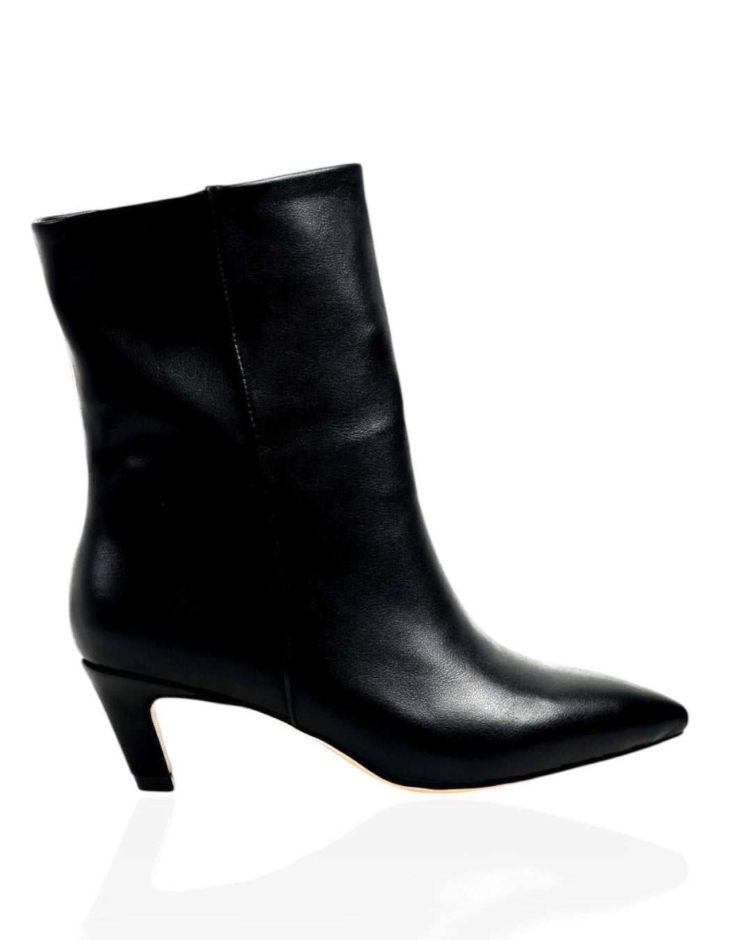 حذاء قصير من الجلد الأسود