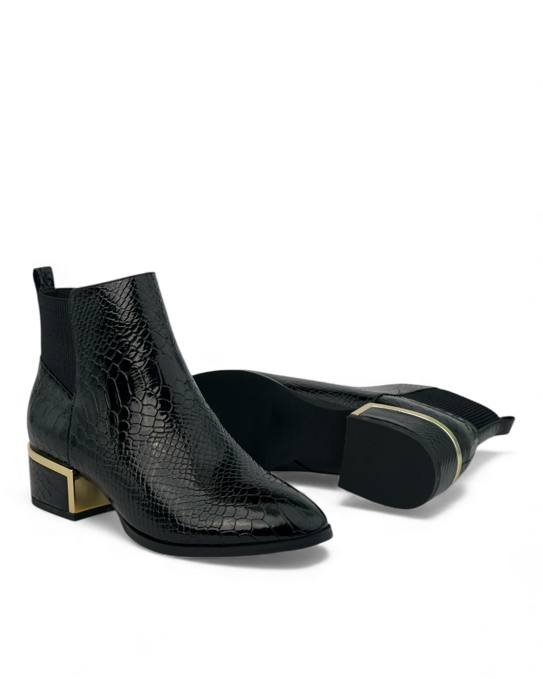 حذاء بنقشة جلد التمساح