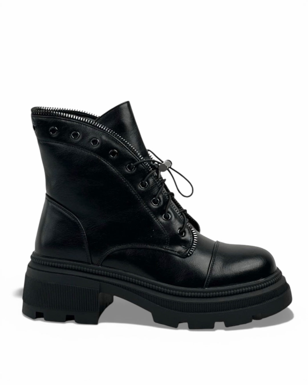 حذاء أسود من الجلد يصل إلى منتصف الساق