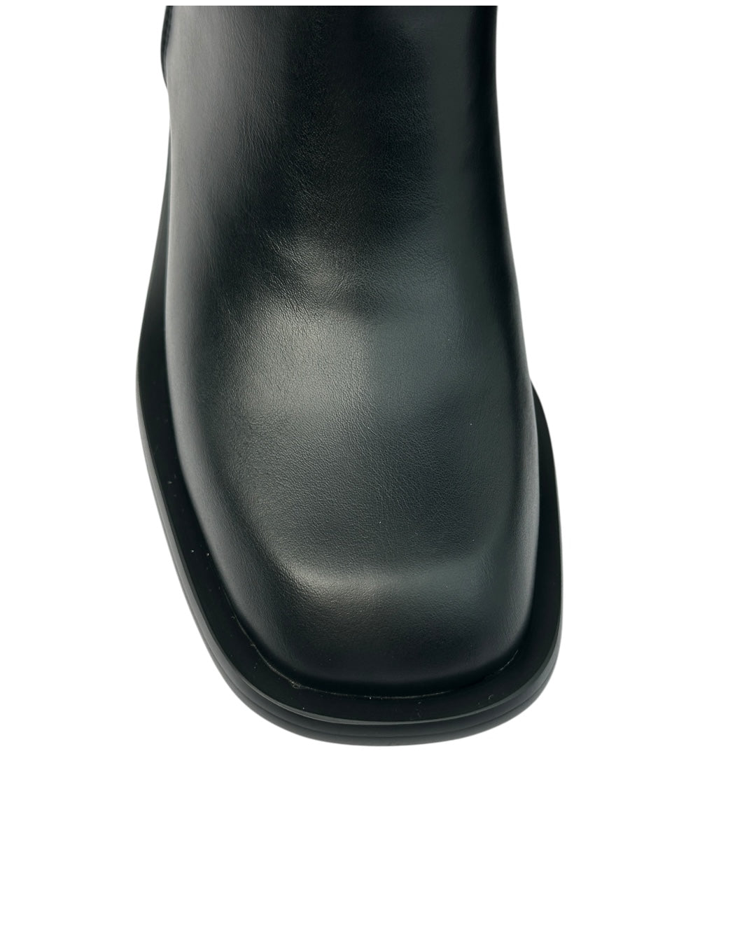 حذاء طويل من الجلد ذو مقدمة مربعة وكعب عريض