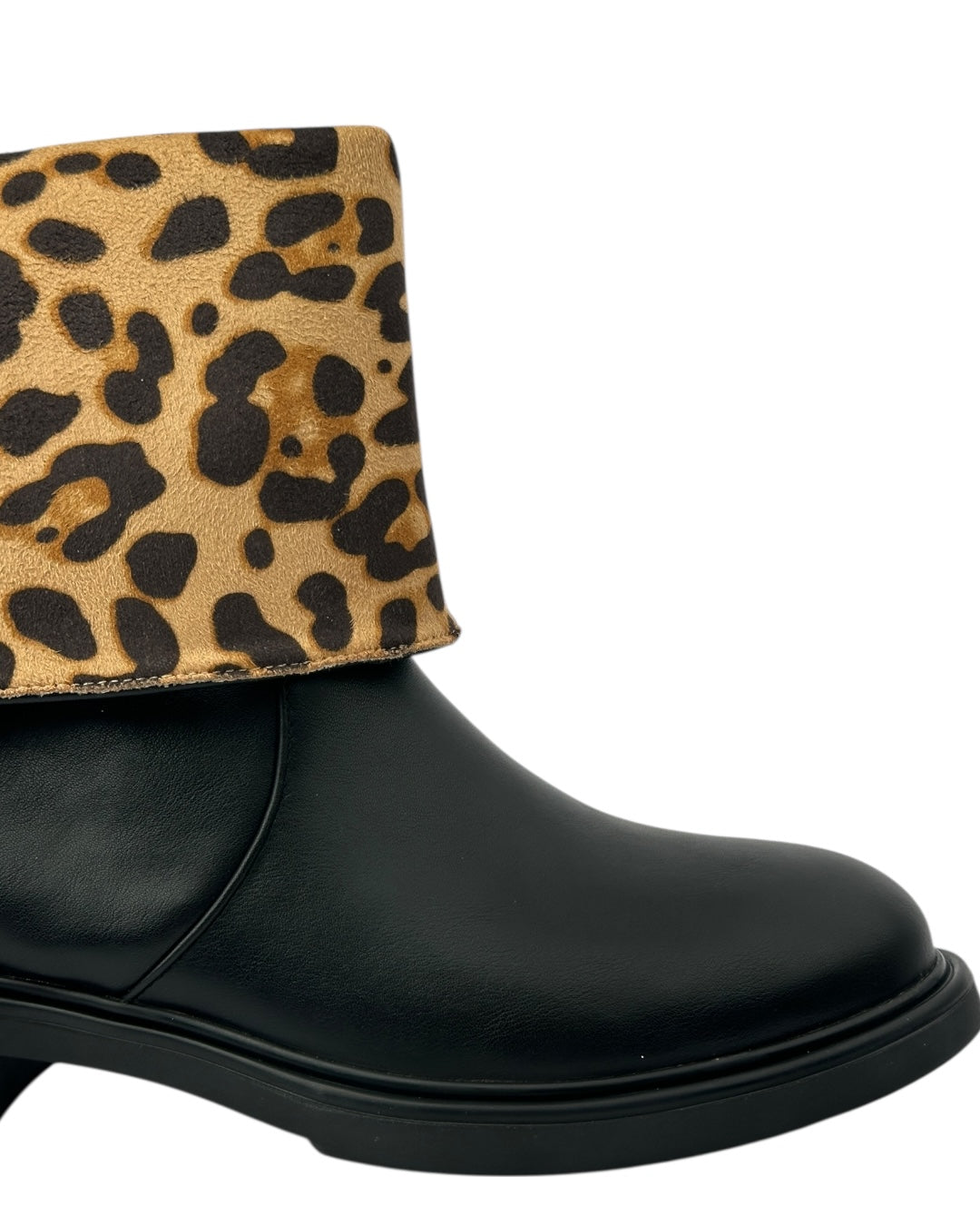 حذاء قصير قابل للطي بنقشة جلد النمر