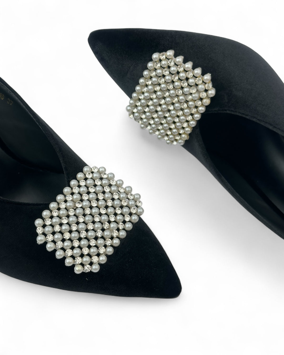 Velvet pointed-toe heel with pearls