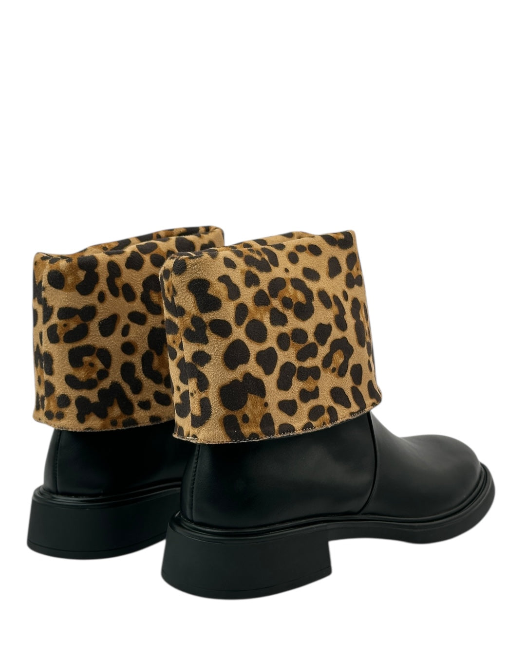 حذاء قصير قابل للطي بنقشة جلد النمر