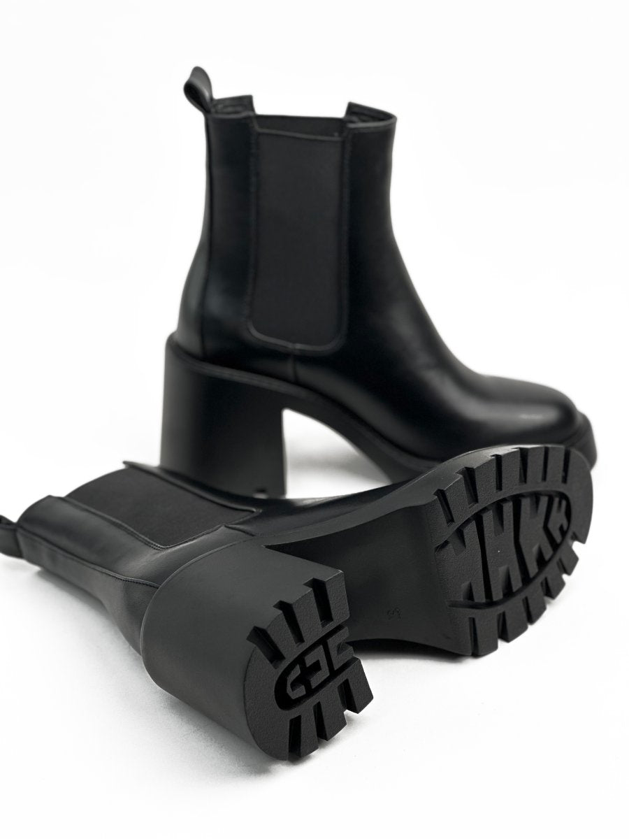 Leather Chelsea boot with thick sole