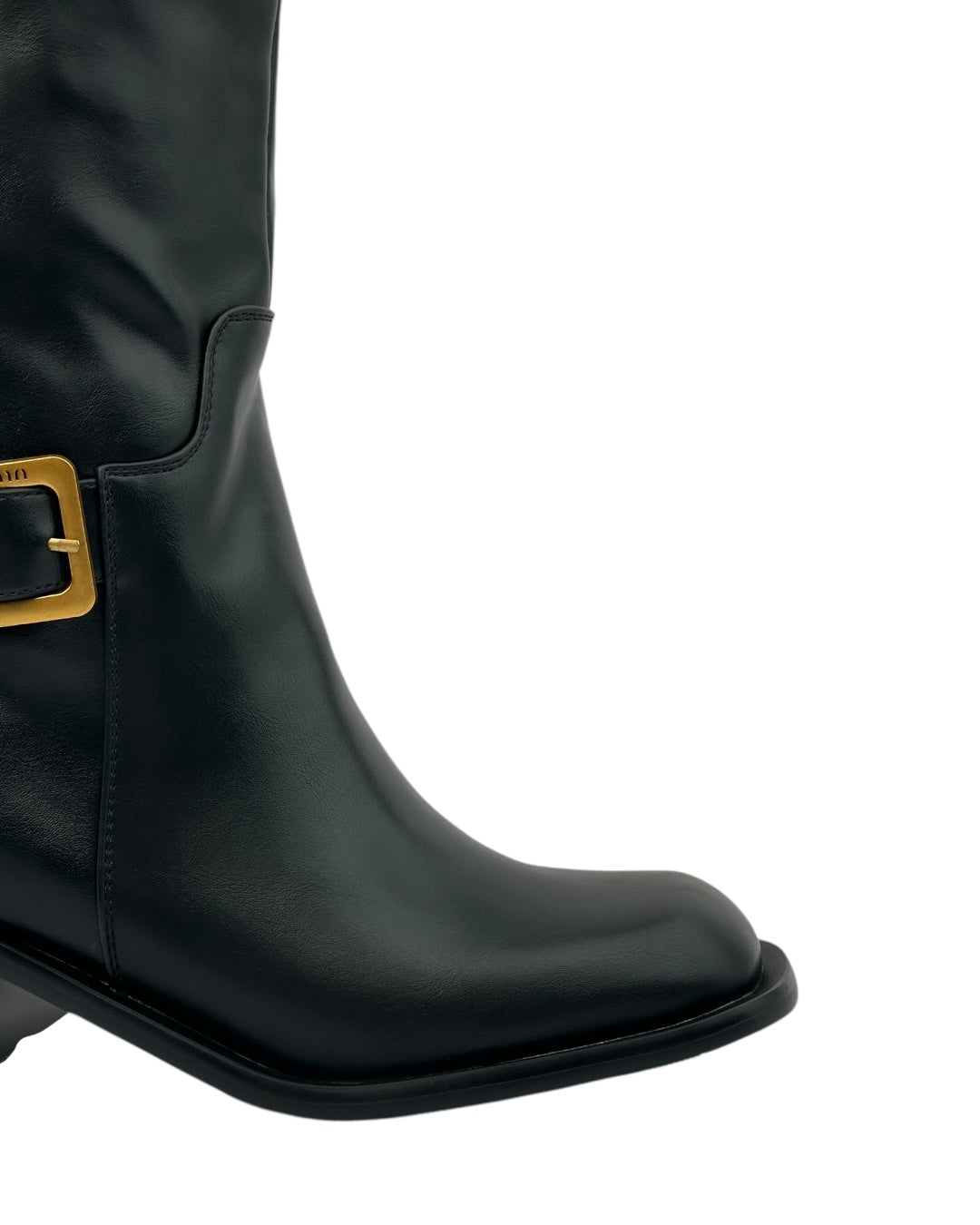 حذاء طويل من الجلد ذو مقدمة مربعة وكعب عريض