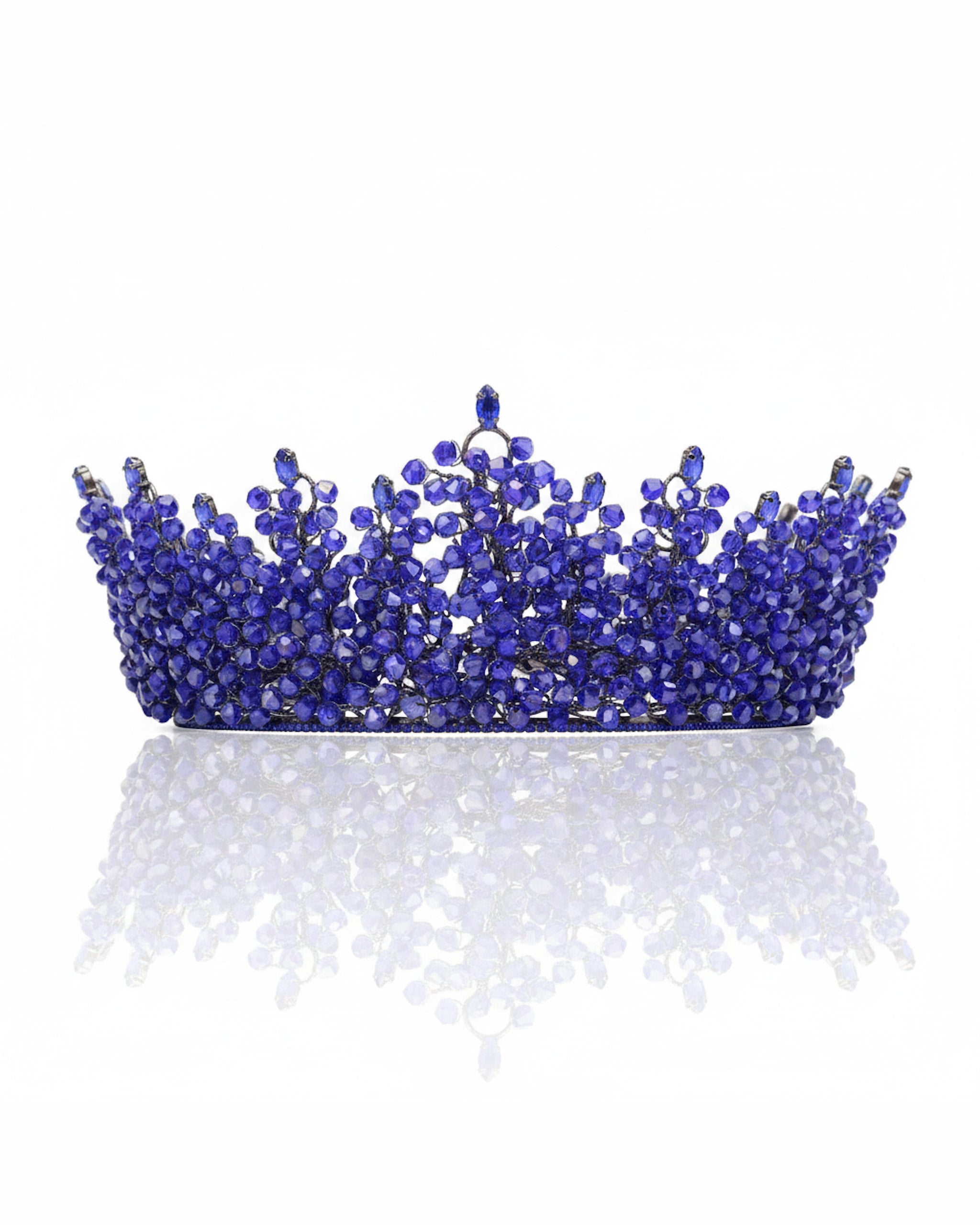 تاج مرصع بأحجار الكريستال الشفافة