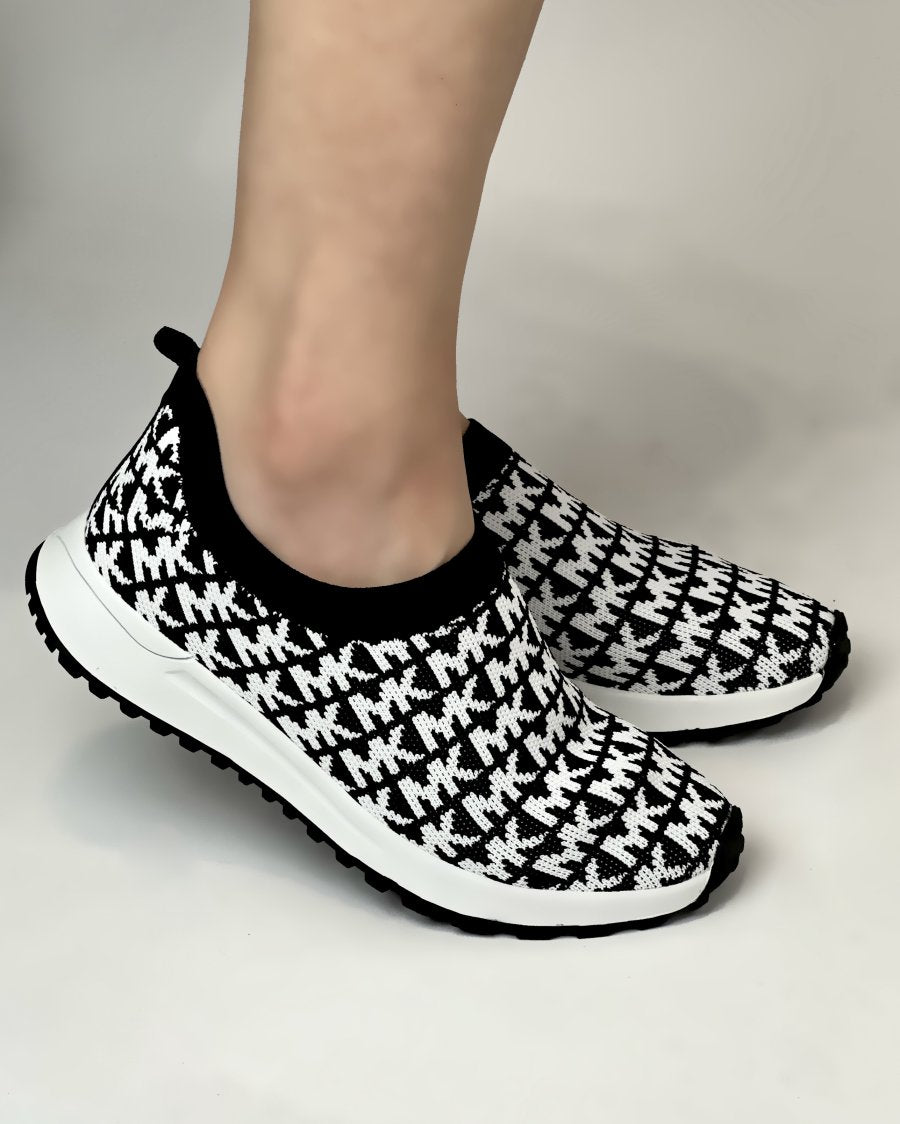 أحذية عملية من القماش الطبي