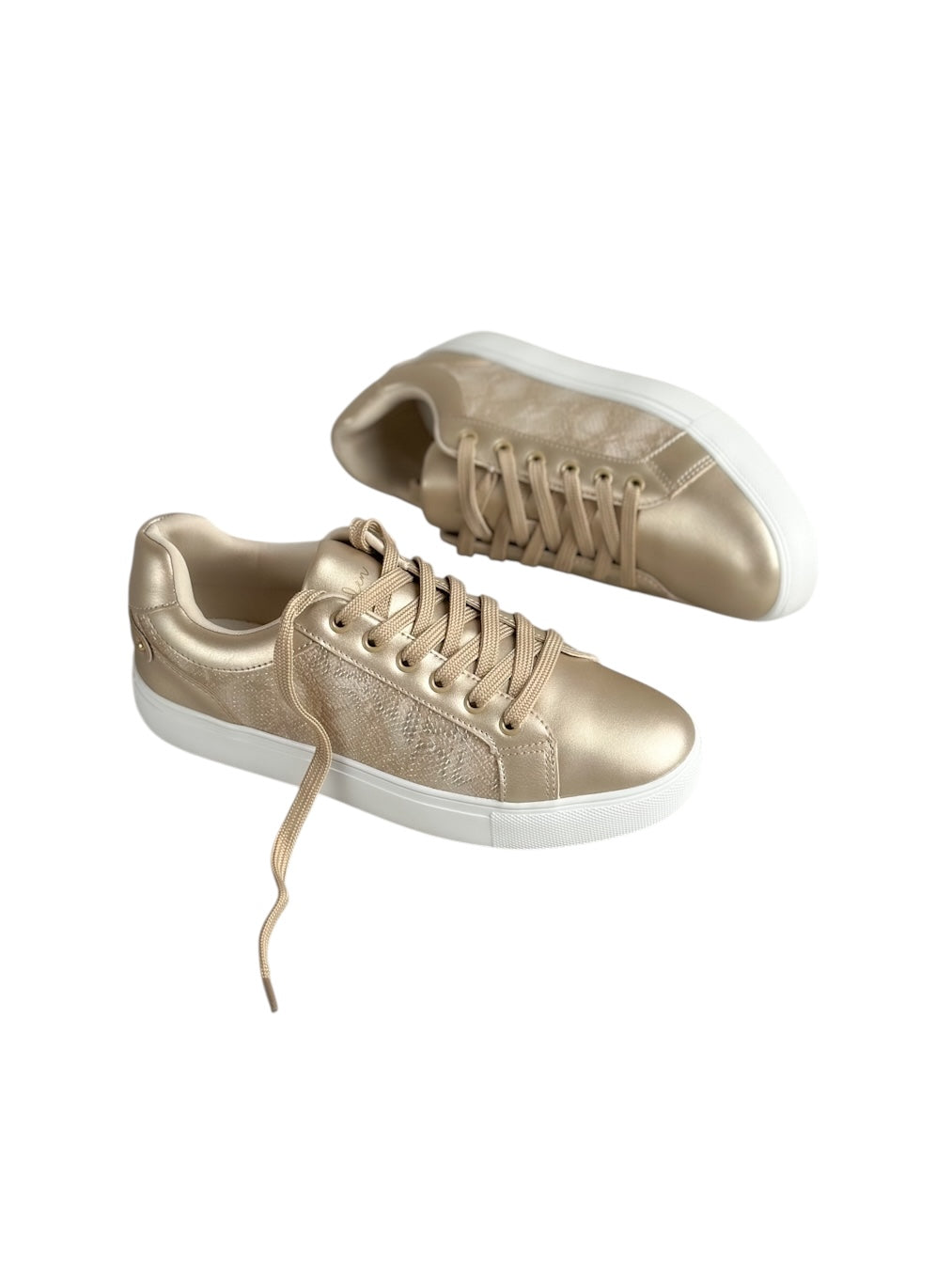 حذاء رياضي من الجلد بنقشة جلد الثعبان