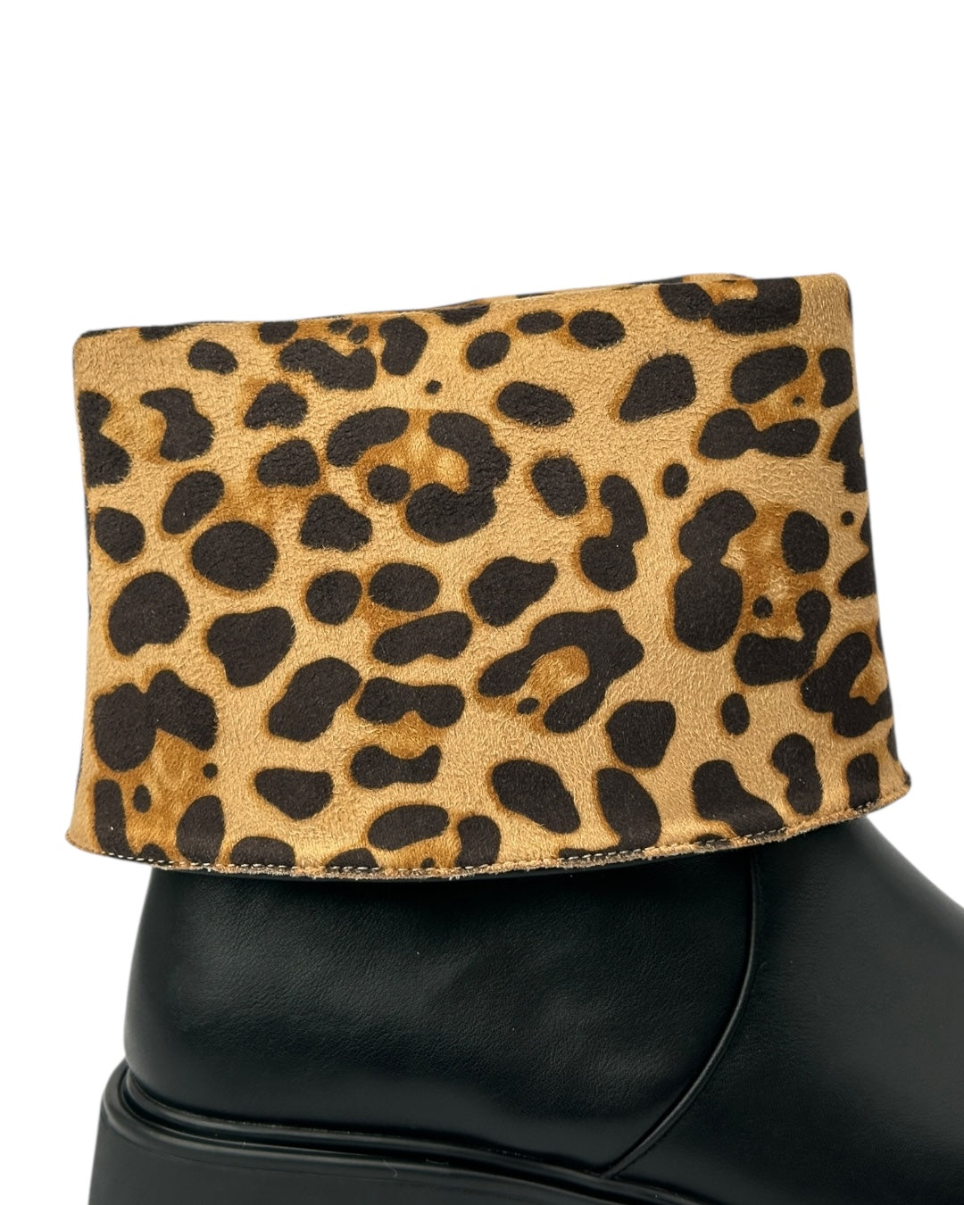 حذاء قصير قابل للطي بنقشة جلد النمر