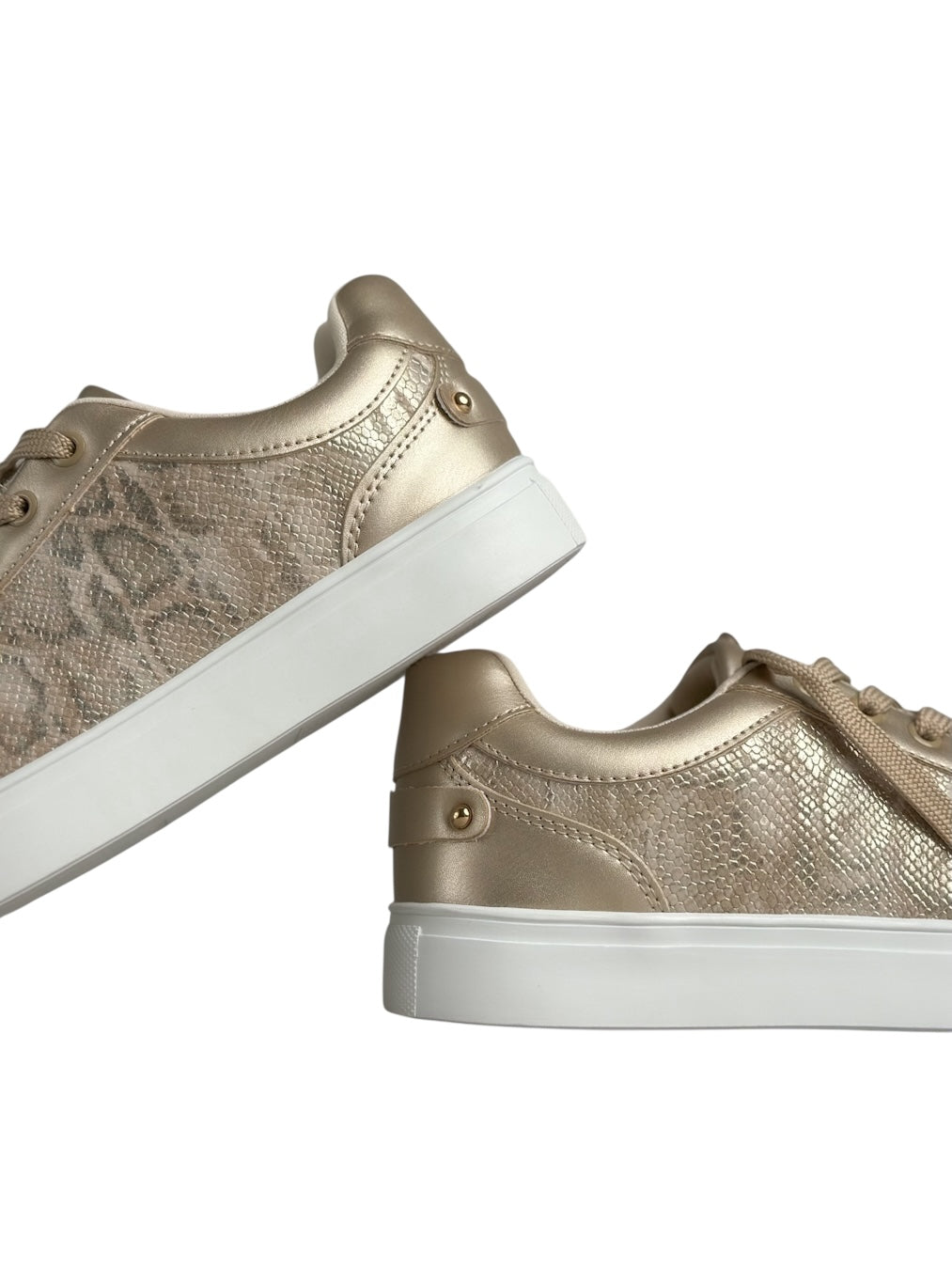 حذاء رياضي من الجلد بنقشة جلد الثعبان