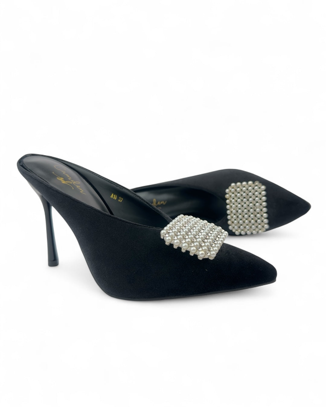 حذاء بكعب مدبب من المخمل مزين باللؤلؤ