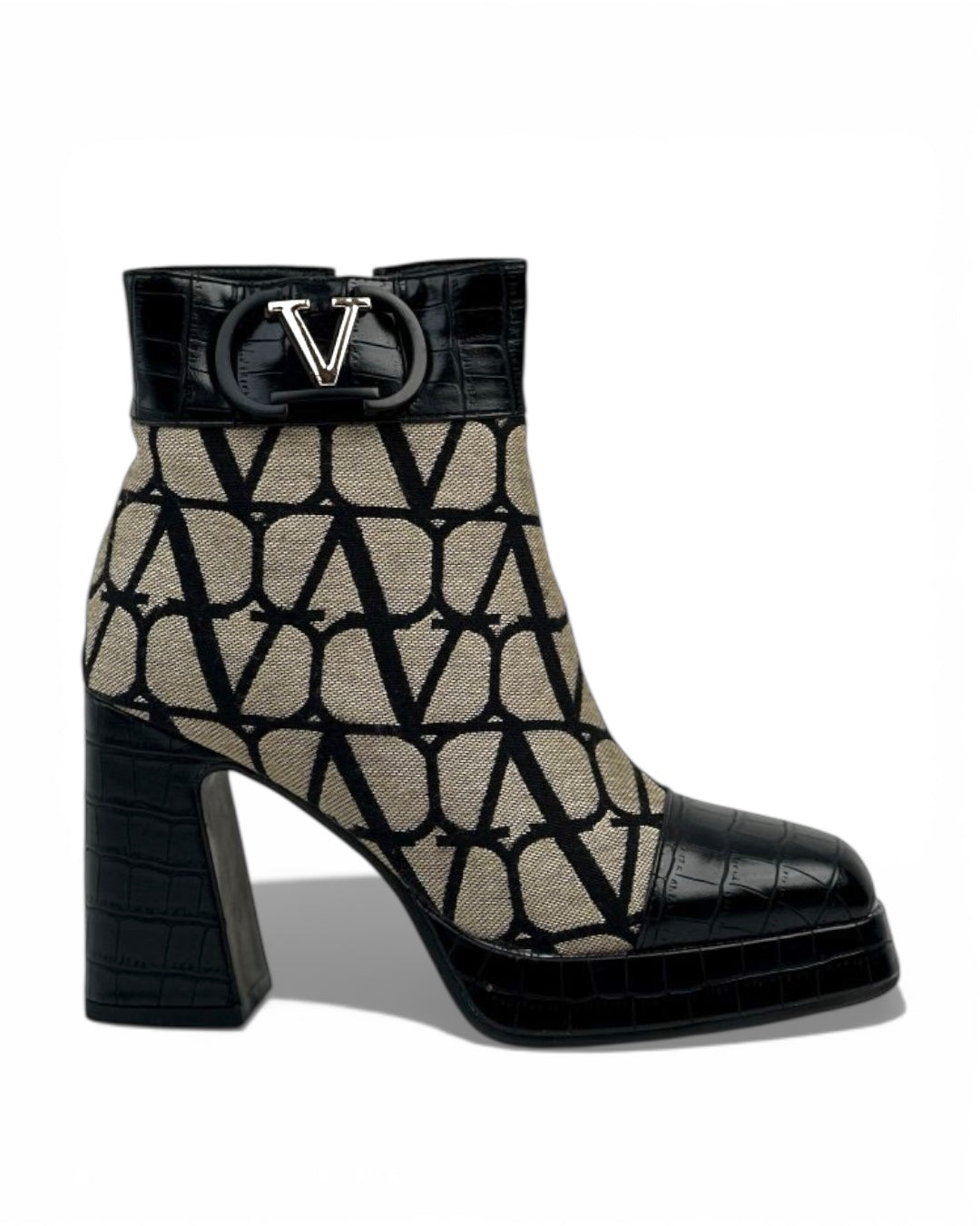 أحذية جلدية سوداء وبيج متوسطة الطول