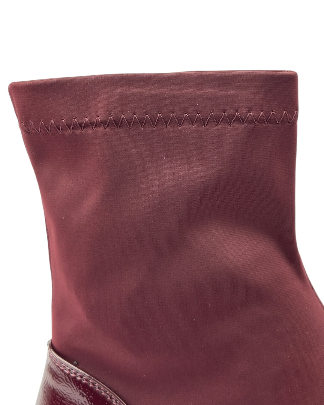 حذاء مطاطي لامع بنعل سميك