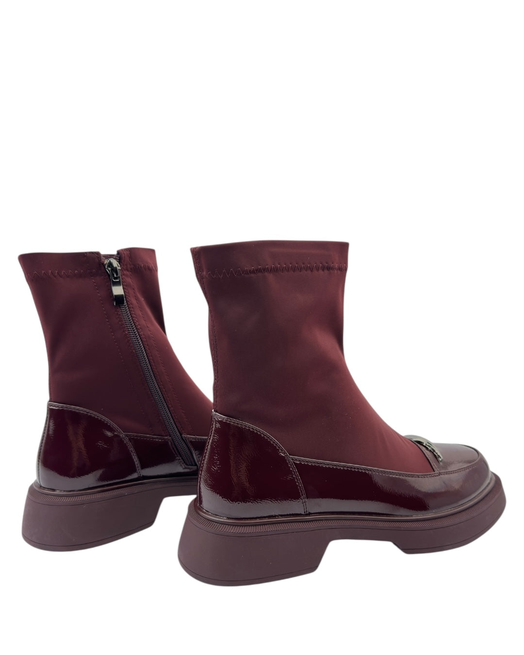 حذاء مطاطي لامع بنعل سميك