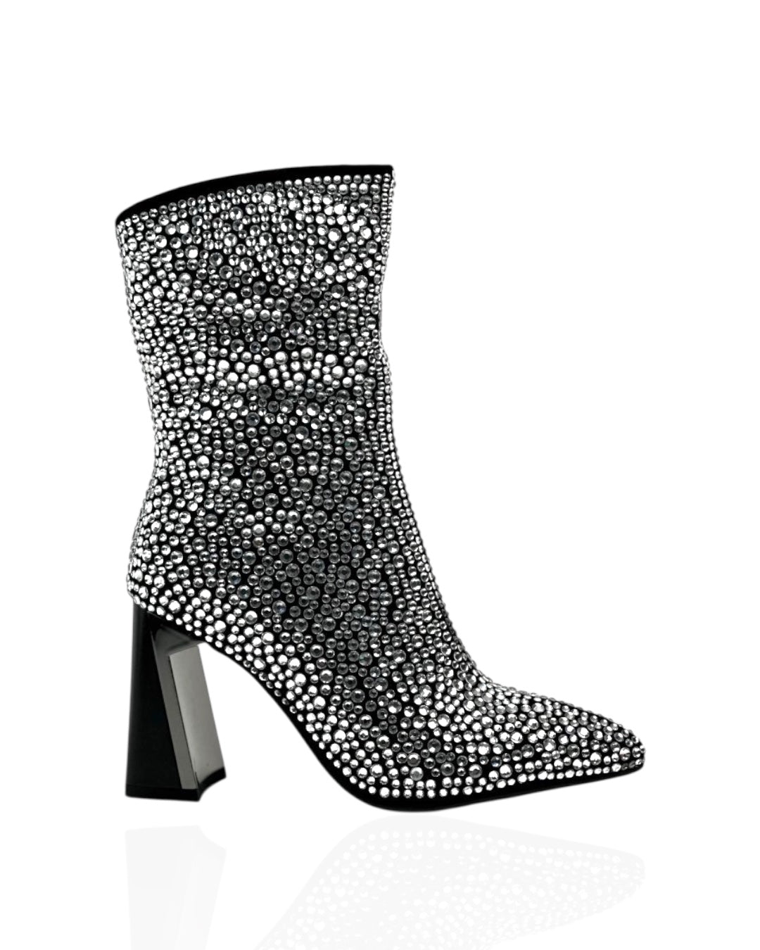 أحذية مرصعة بالترتر الفضي والأسود