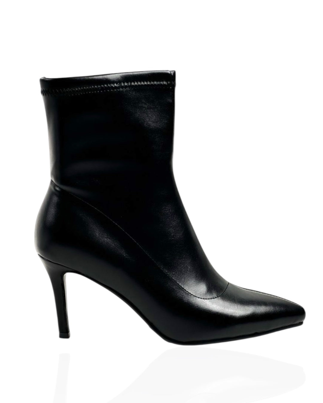 حذاء أسود من الجلد يصل إلى منتصف الساق