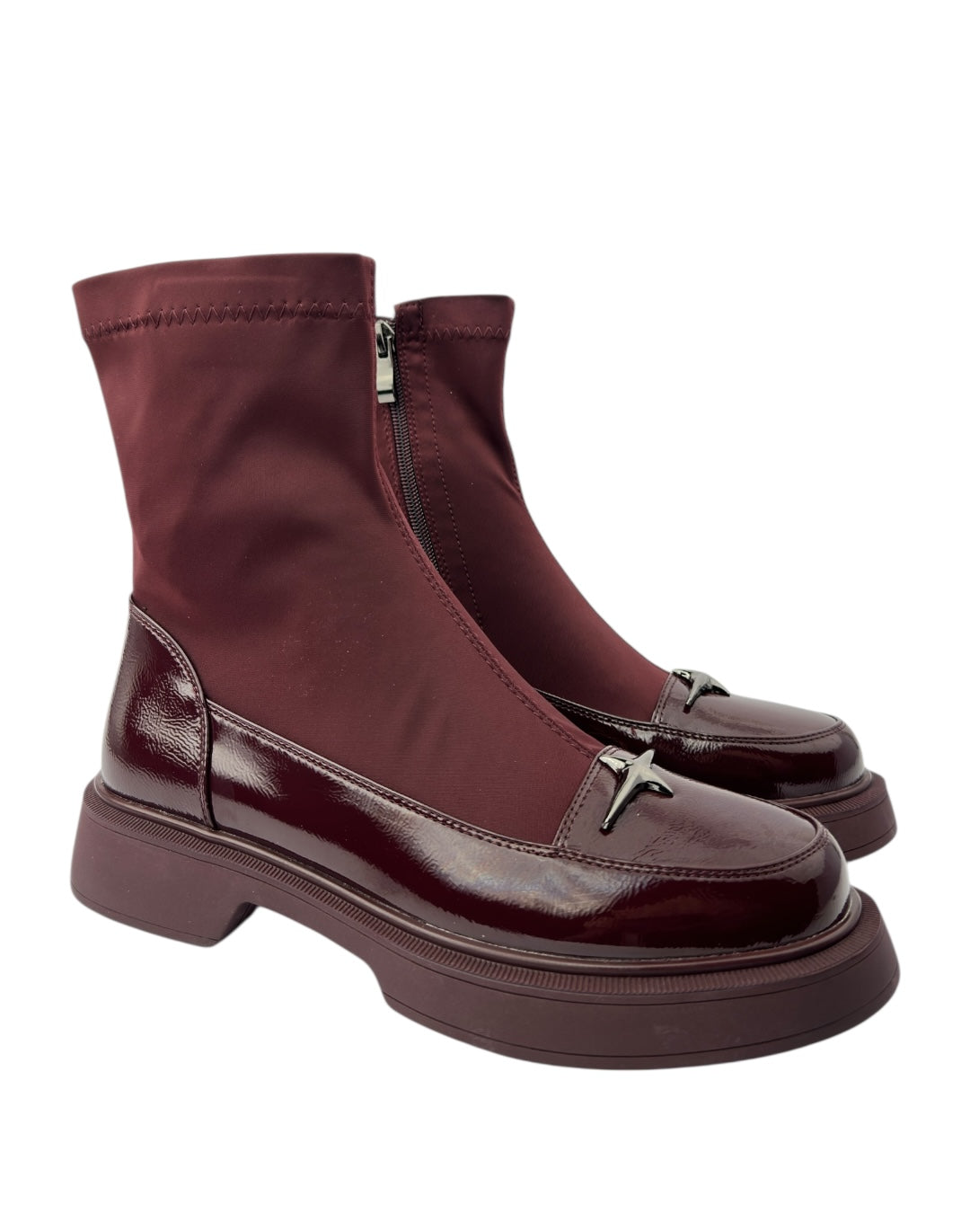 حذاء مطاطي لامع بنعل سميك