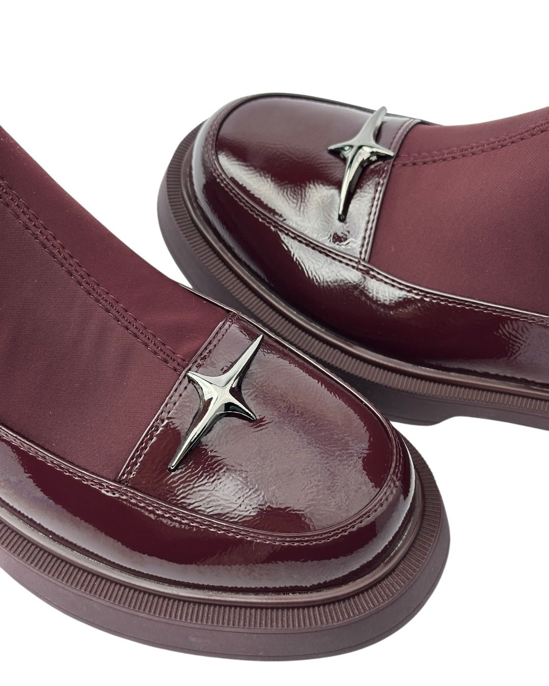 حذاء مطاطي لامع بنعل سميك