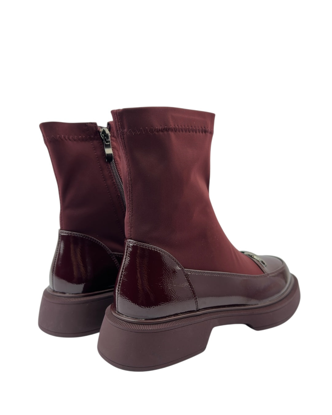 حذاء مطاطي لامع بنعل سميك