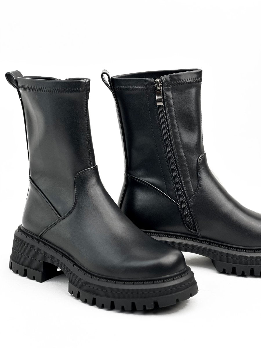 أحذية جلدية متوسطة الطول