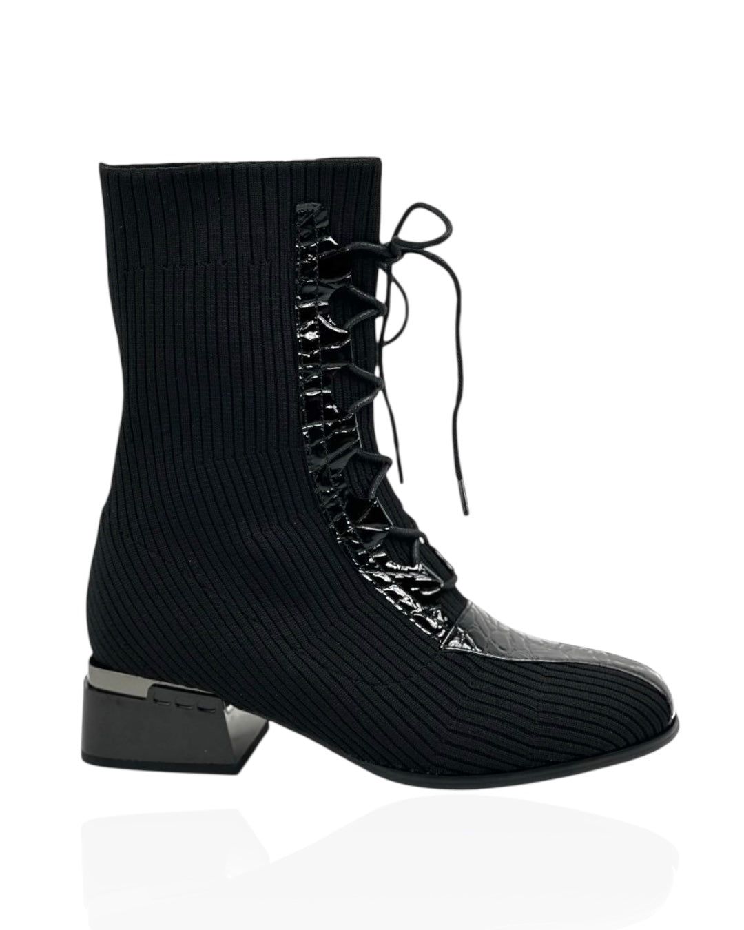 بوت أسود من الجلد والقماش يصل إلى منتصف الساق