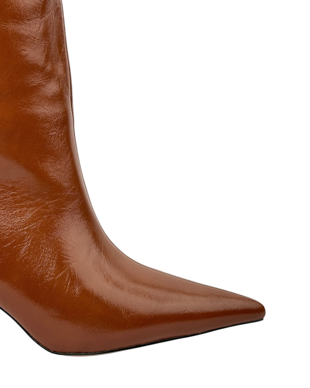 حذاء جلدي طويل ذو مقدمة مدببة وكعب رفيع