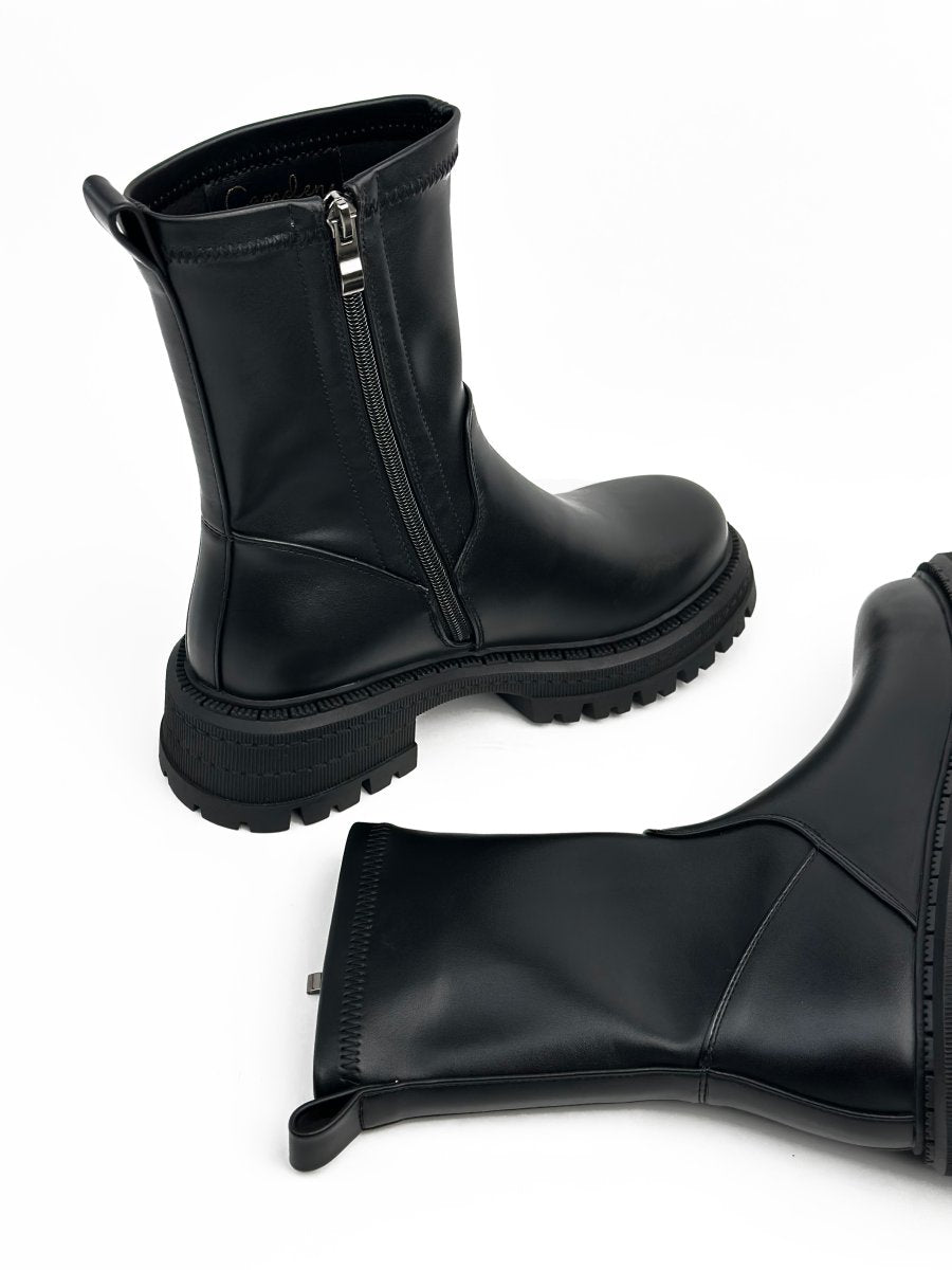 أحذية جلدية متوسطة الطول