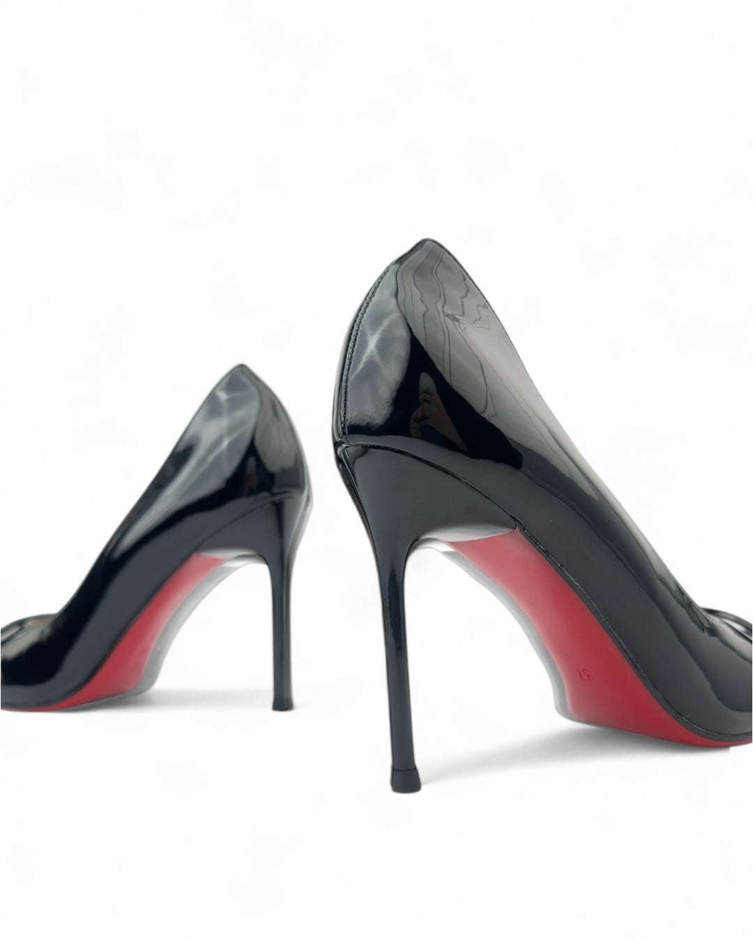 حذاء كلاسيكي بكعب عالٍ من الجلد اللامع ونعل أحمر