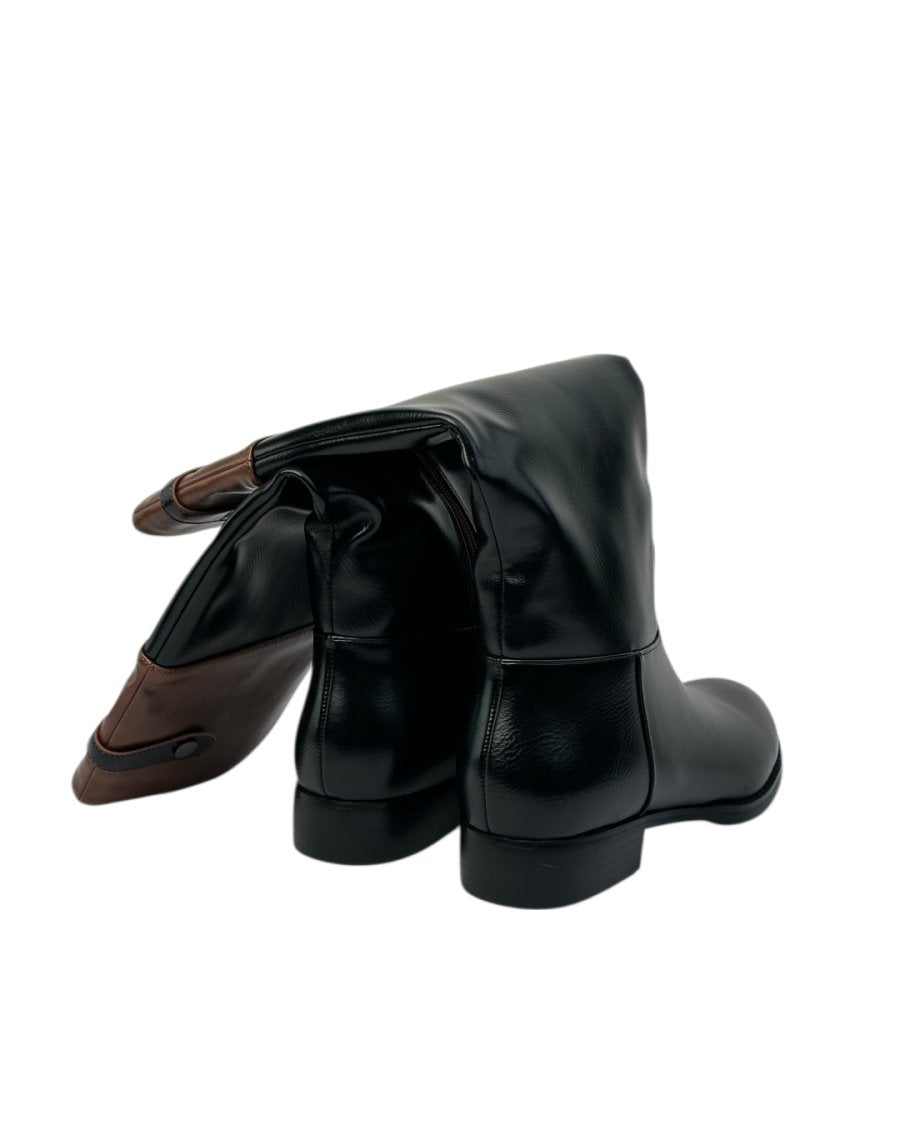 حذاء طويل مسطح بلونين أسود وبني مع إبزيم علوي