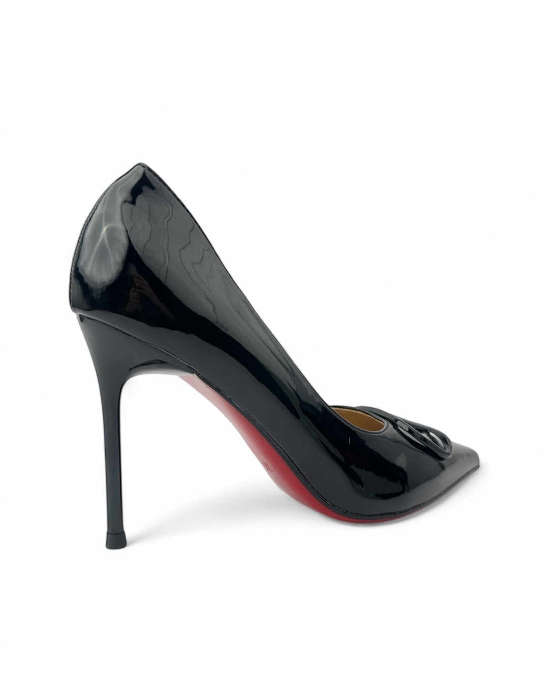 حذاء كلاسيكي بكعب عالٍ من الجلد اللامع ونعل أحمر