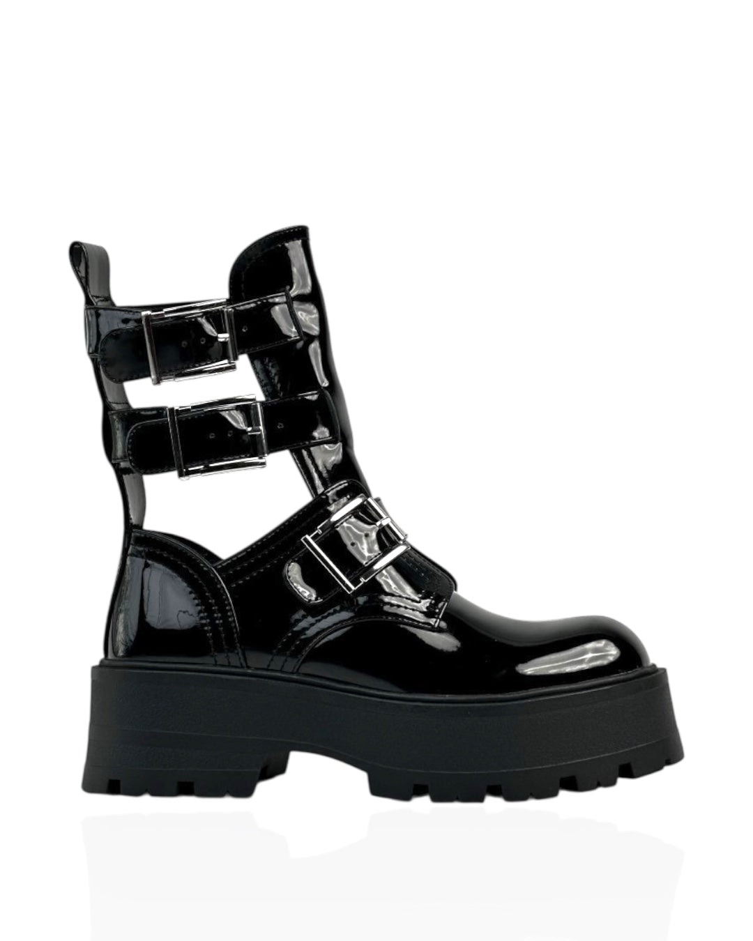 أحذية جلدية سوداء لامعة ذات نعل سميك وأحزمة