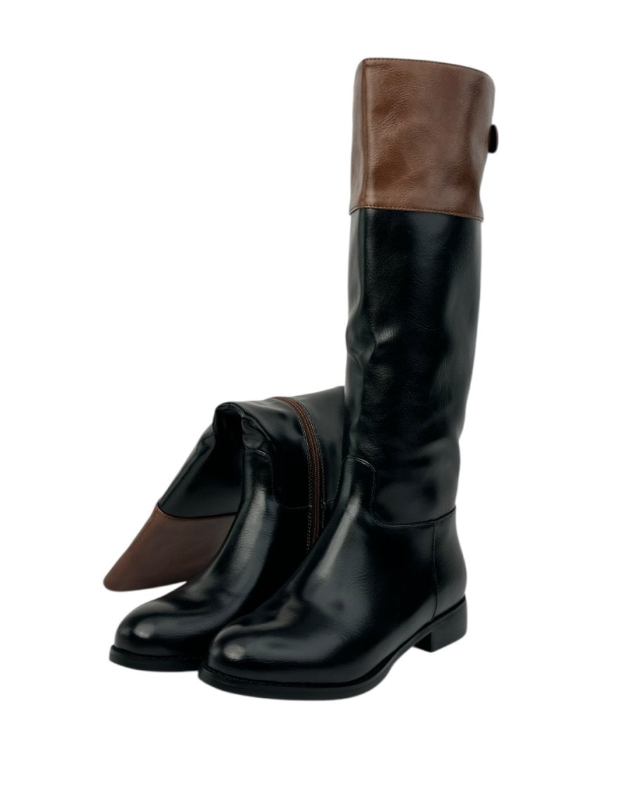 حذاء طويل مسطح بلونين أسود وبني مع إبزيم علوي