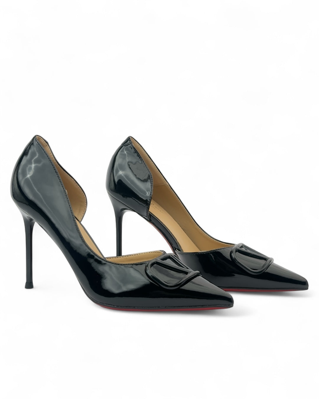 حذاء كلاسيكي بكعب عالٍ من الجلد اللامع ونعل أحمر