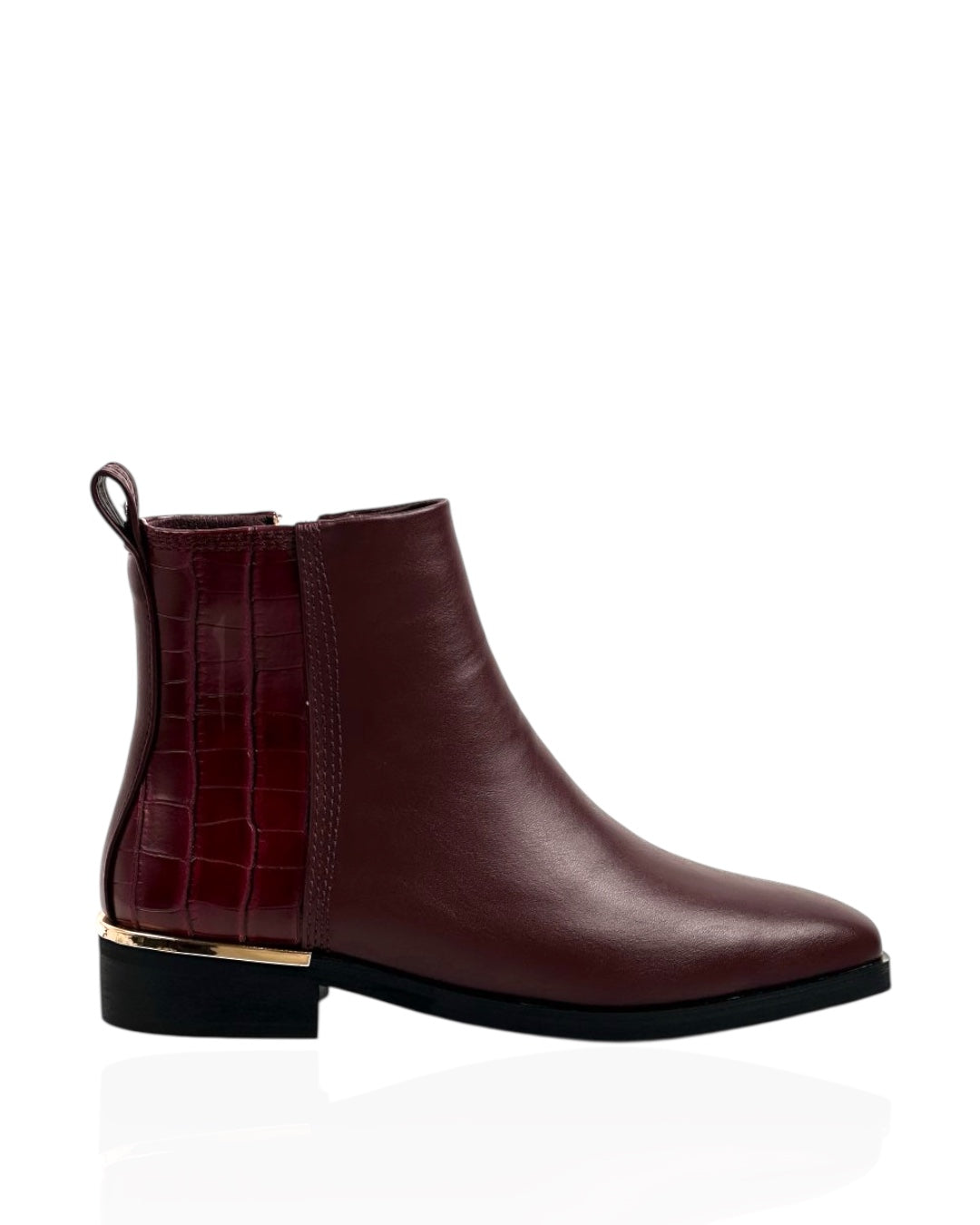 حذاء قصير من الجلد الأحمر