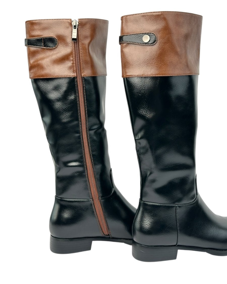 حذاء طويل مسطح بلونين أسود وبني مع إبزيم علوي