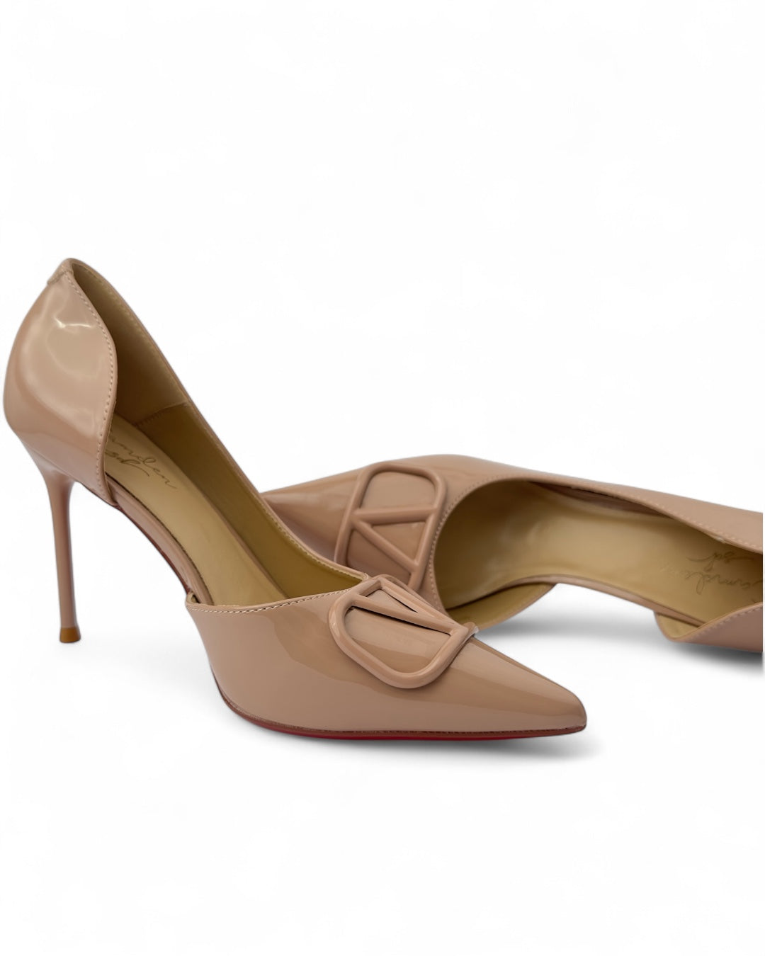 حذاء كلاسيكي بكعب عالٍ من الجلد اللامع ونعل أحمر