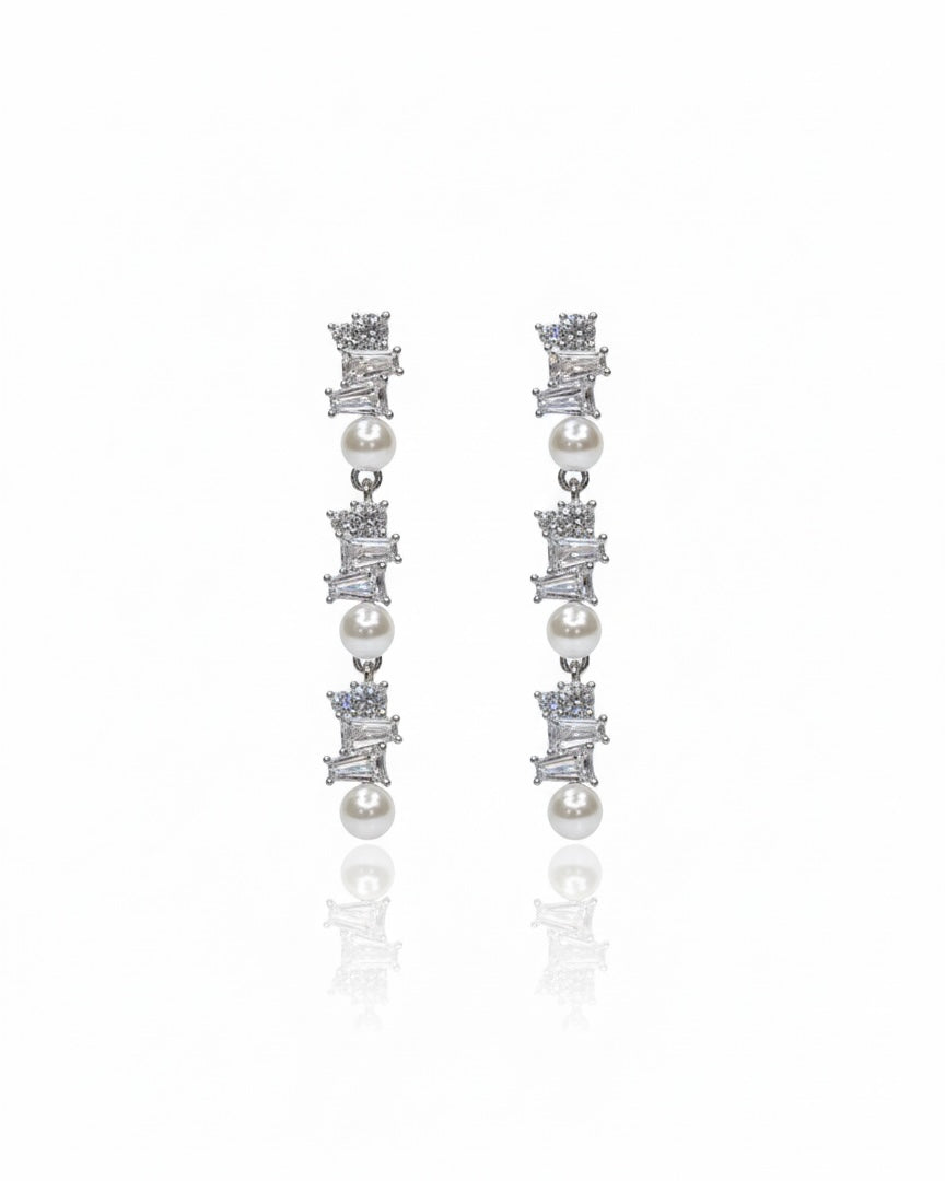 أقراط مرصعة بالزركون واللؤلؤ