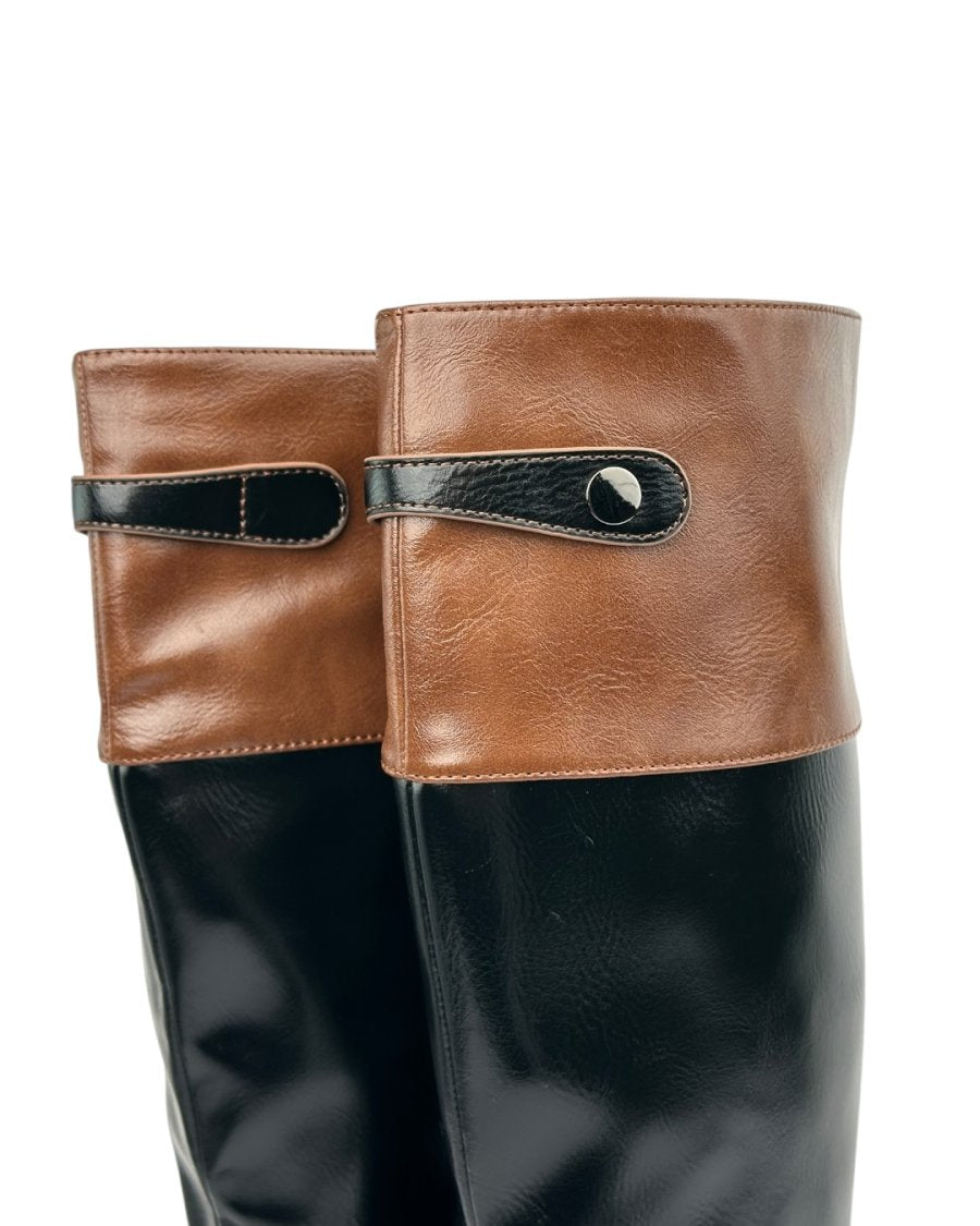 حذاء طويل مسطح بلونين أسود وبني مع إبزيم علوي