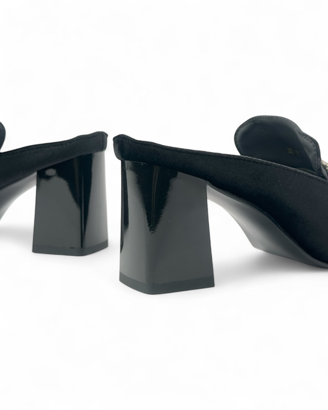 حذاء مخملي بكعب عريض.