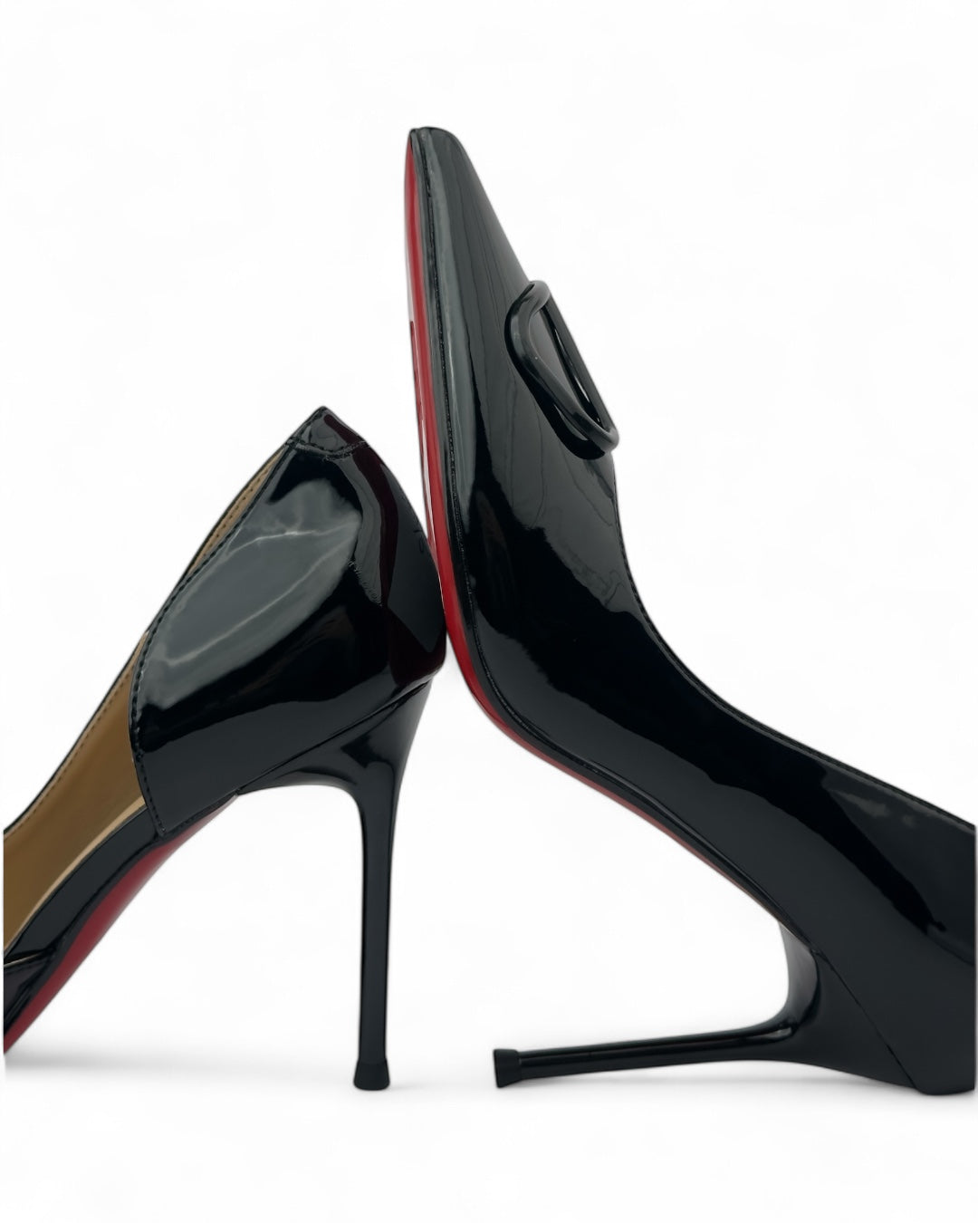 حذاء كلاسيكي بكعب عالٍ من الجلد اللامع ونعل أحمر